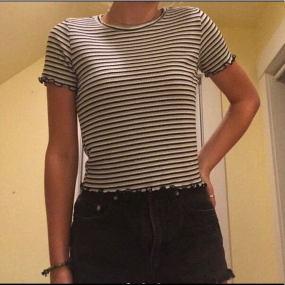 Striped lettuce edge tee